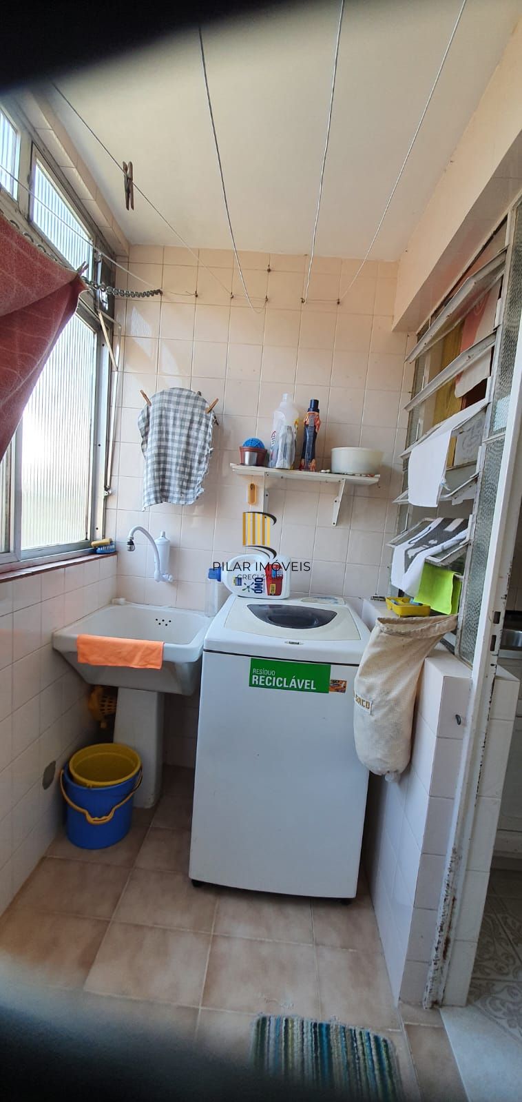 Apartamento com 02 dormitórios semi-mobiliado e um box de garagem