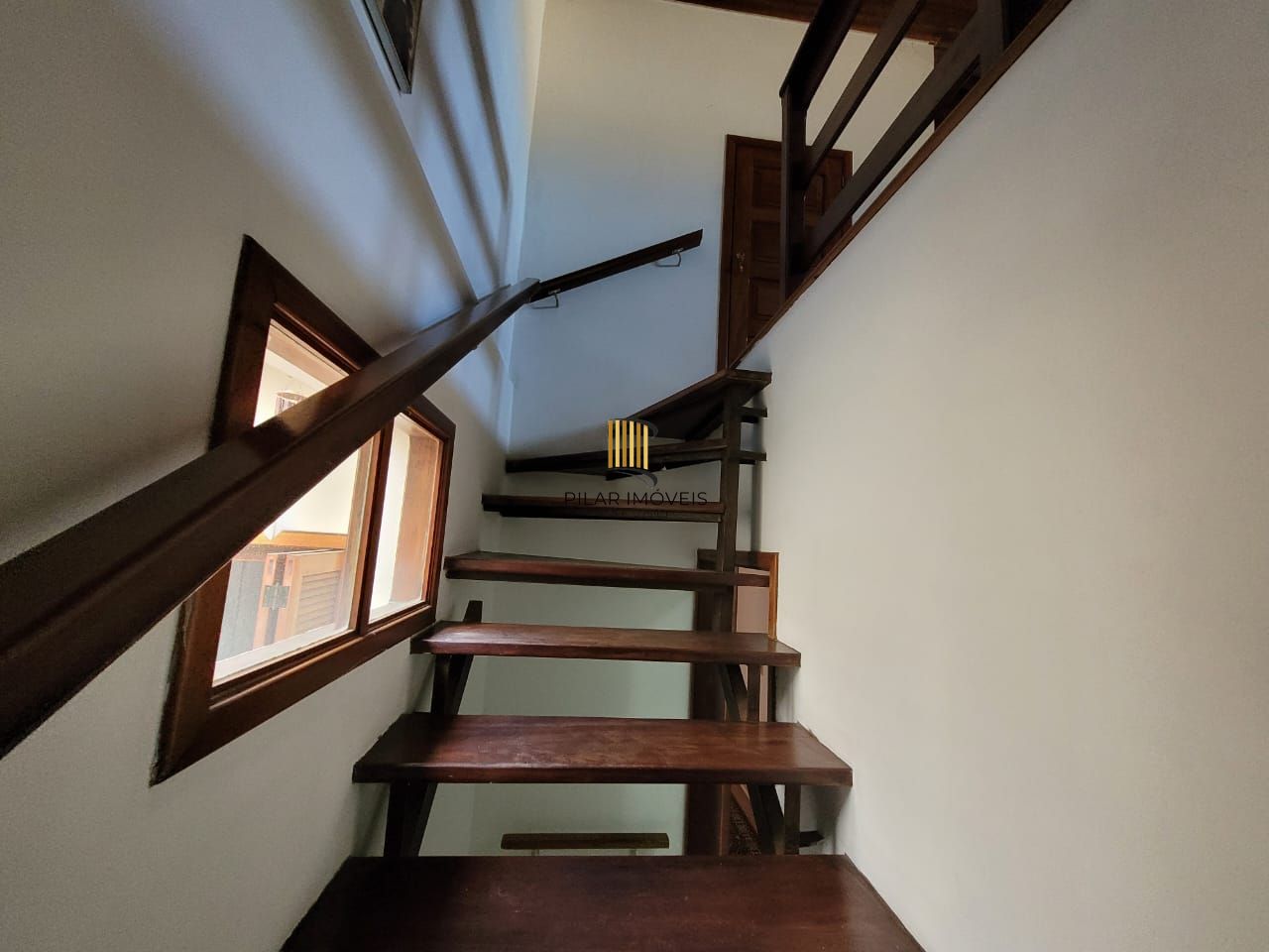 Casa térrea com 04 quartos e com 04 vagas de garagem