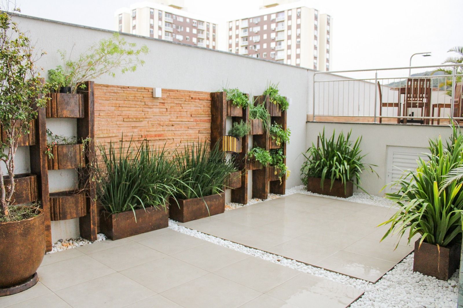 Apartamento 02 dormitórios com 01 suíte e 01 vaga de garagem escriturada