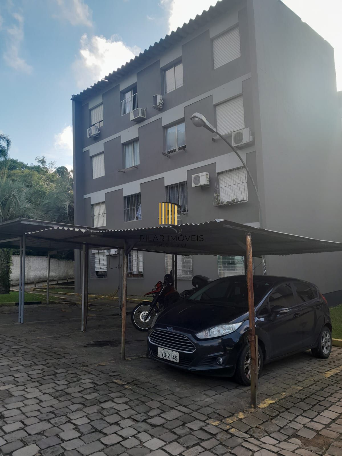 Apartamento com 02 dormitórios com vaga de garagem por convenção