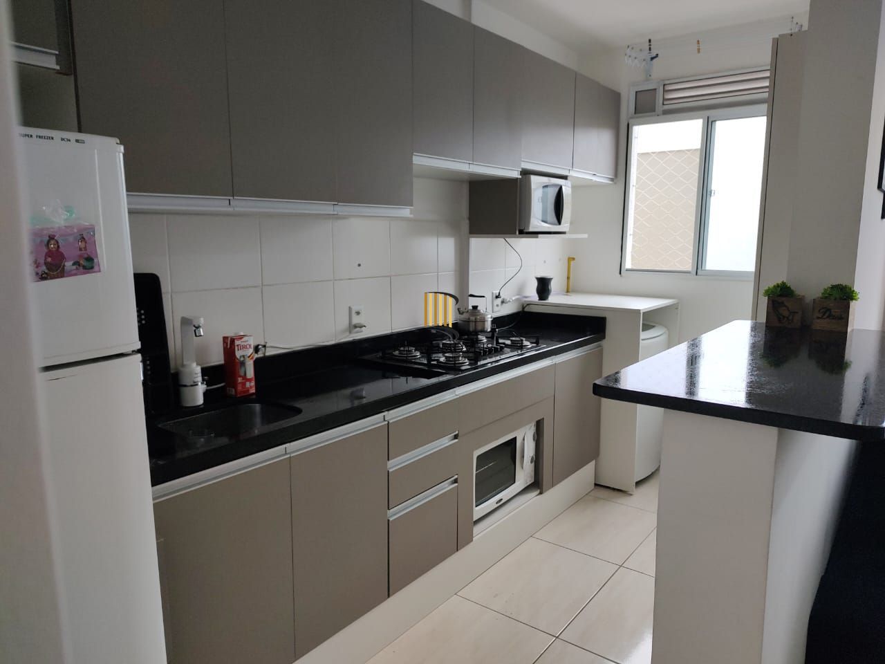 Apartamento 02 dormitórios com vaga, no bairro Humaitá.