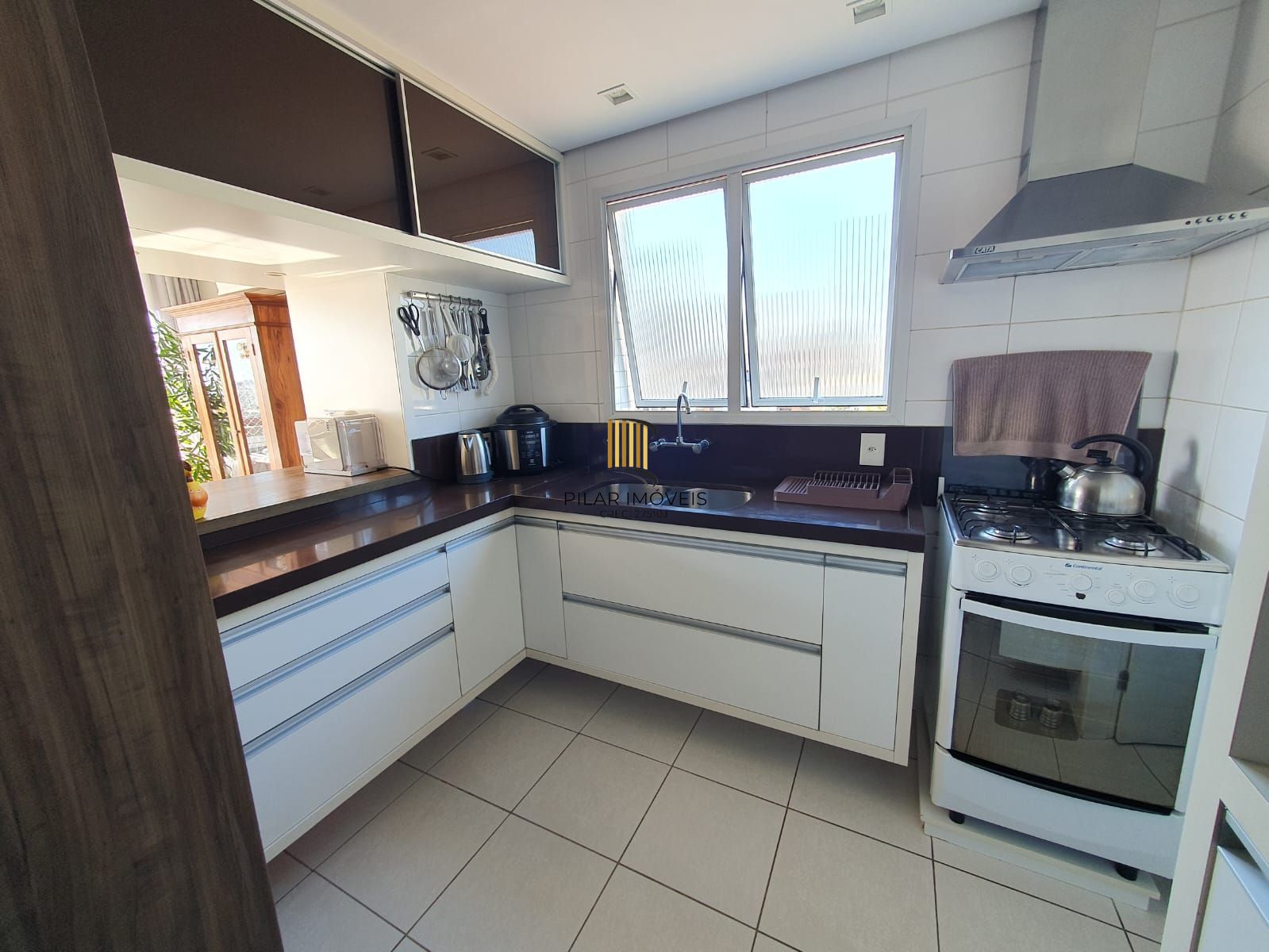 Apartamento mobiliado com 03 dormiórios, transformado em 02 e 02 vagas de garagem