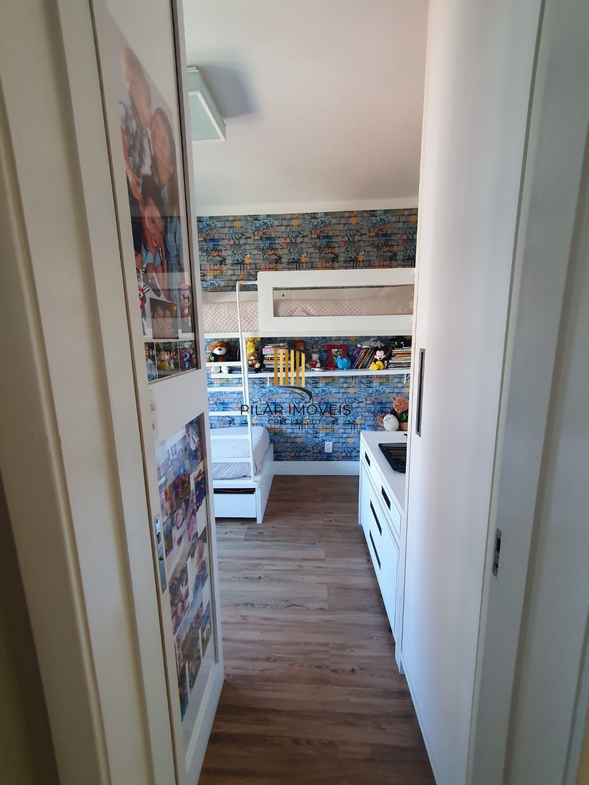 Apartamento mobiliado com 03 dormiórios, transformado em 02 e 02 vagas de garagem