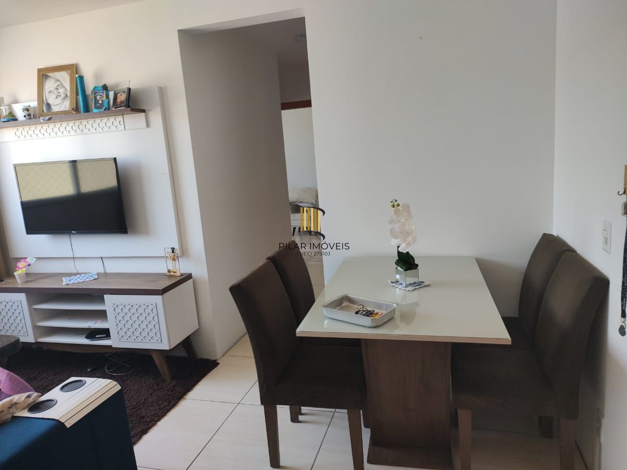 Apartamento 02 dormitórios com vaga, no bairro Humaitá.