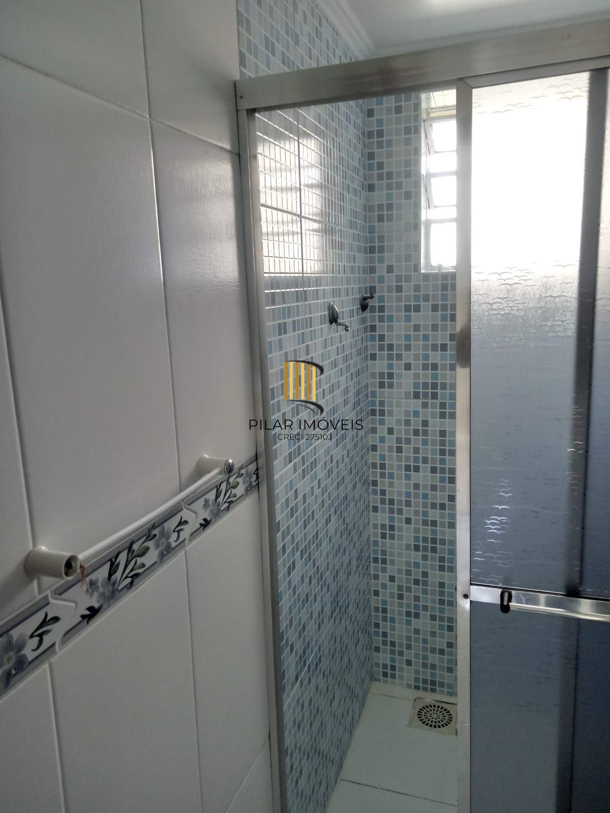 Apartamento com 02 dormitórios com vaga de garagem por convenção