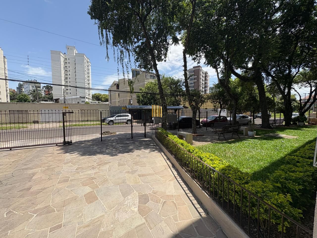 Apartamento com 03 dormitórios com 01 vaga de garagem escriturada