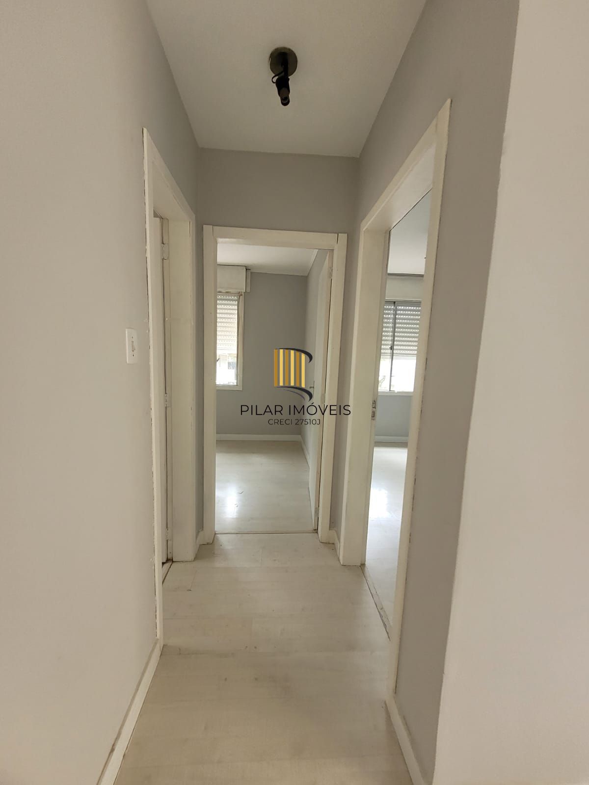 Vende apartamento de 2 dormitórios no Passo da Areia, condomínio ao lado do Conceição