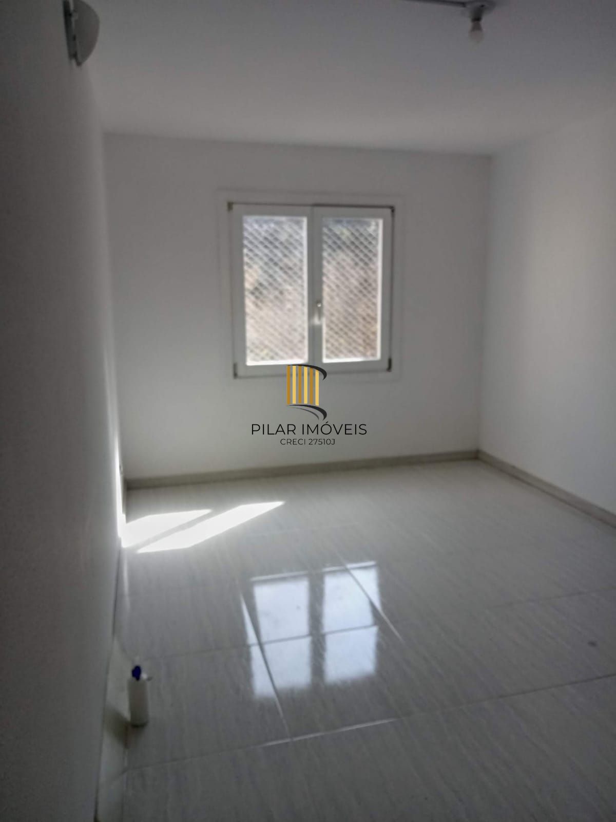 Apartamento com 02 dormitórios com vaga de garagem por convenção