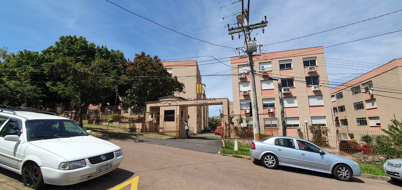 Apartamento com 02 dormitórios semi-mobiliado e um box de garagem