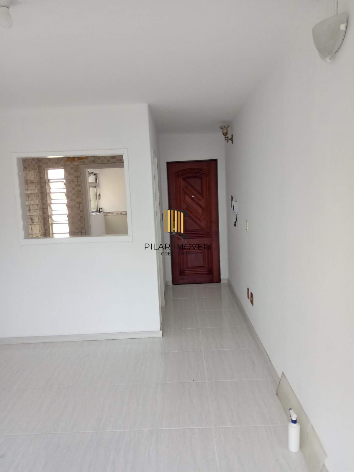 Apartamento com 02 dormitórios com vaga de garagem por convenção