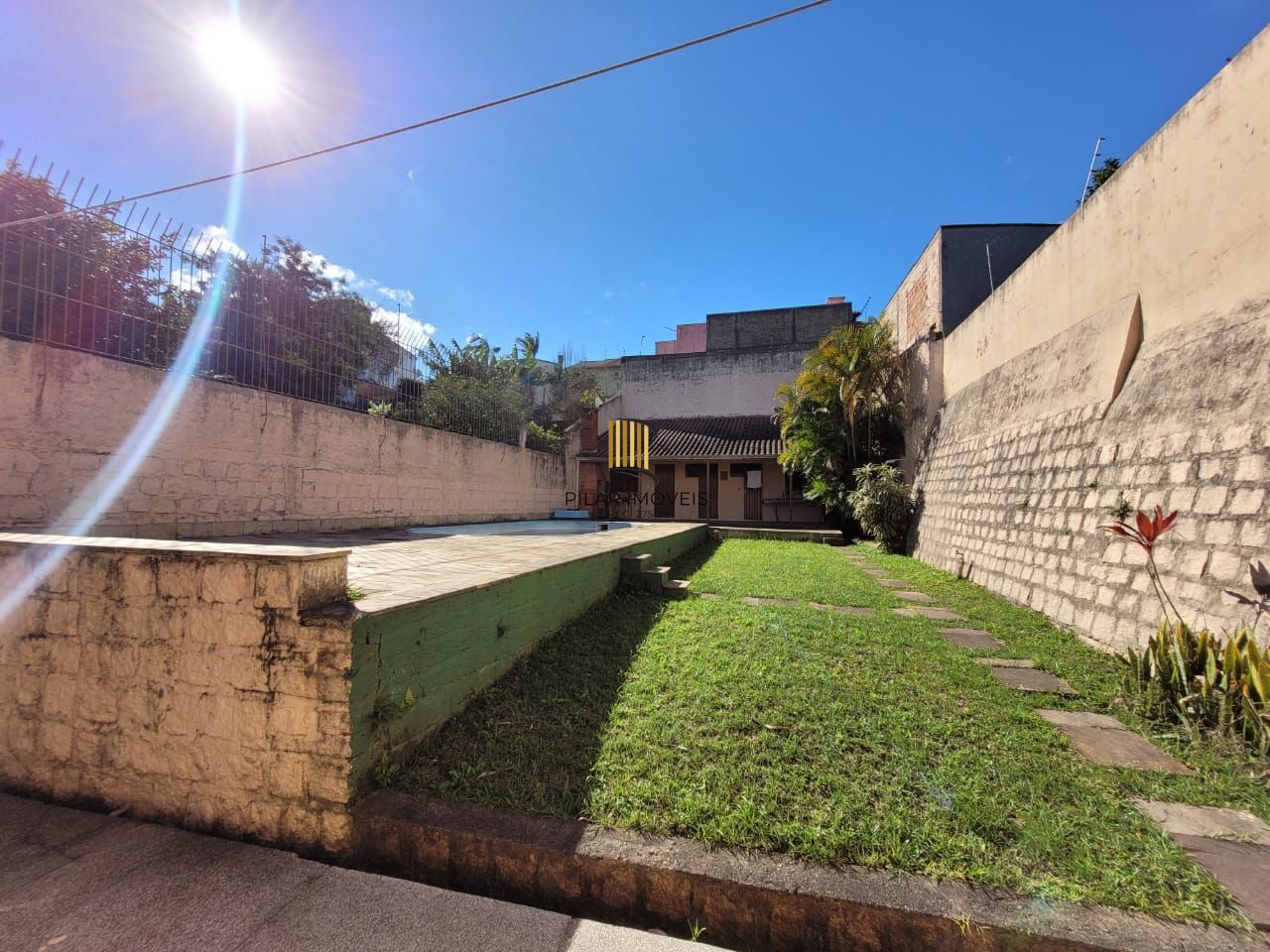 Casa térrea com 04 quartos e com 04 vagas de garagem