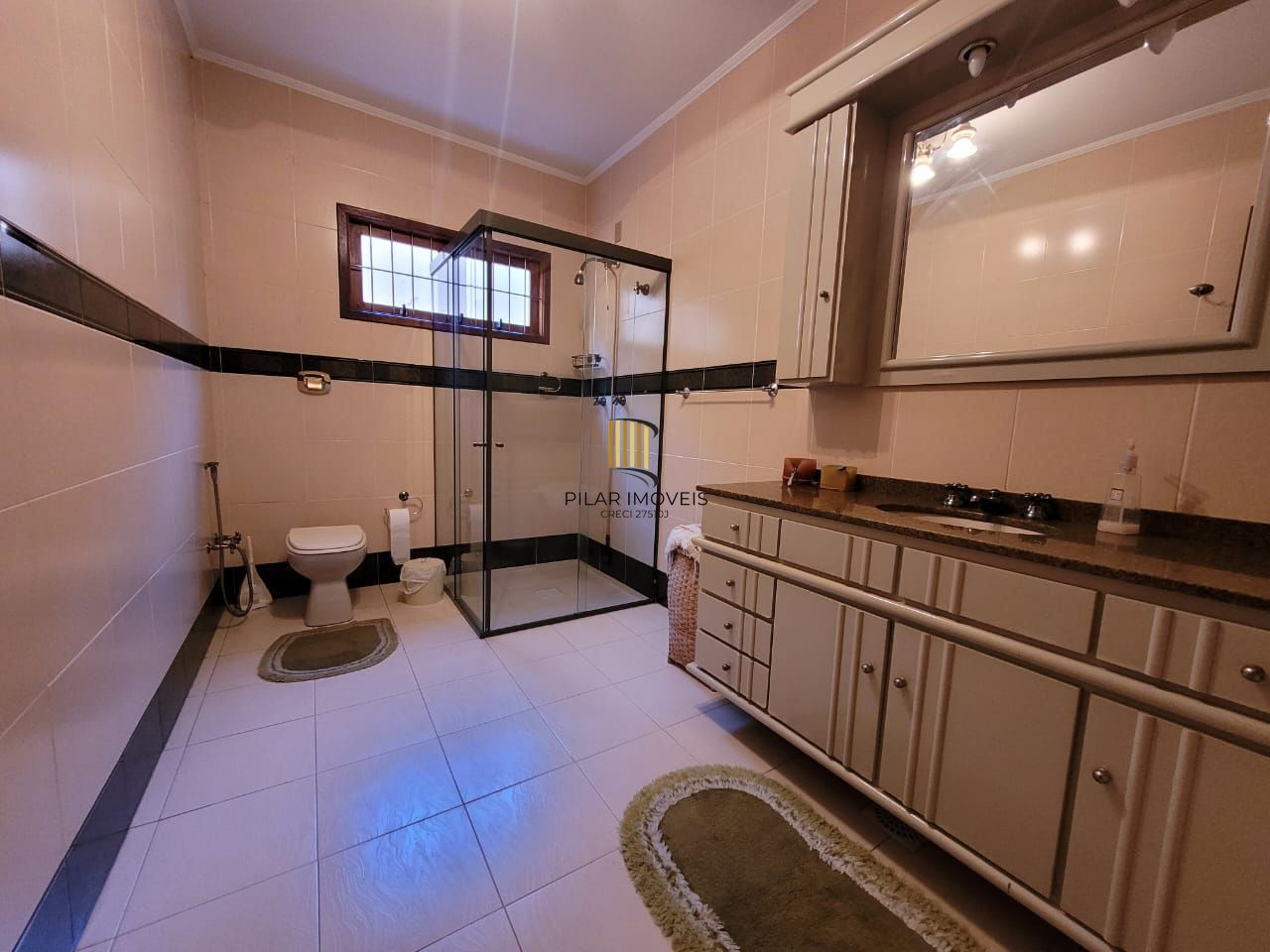 Casa térrea com 04 quartos e com 04 vagas de garagem