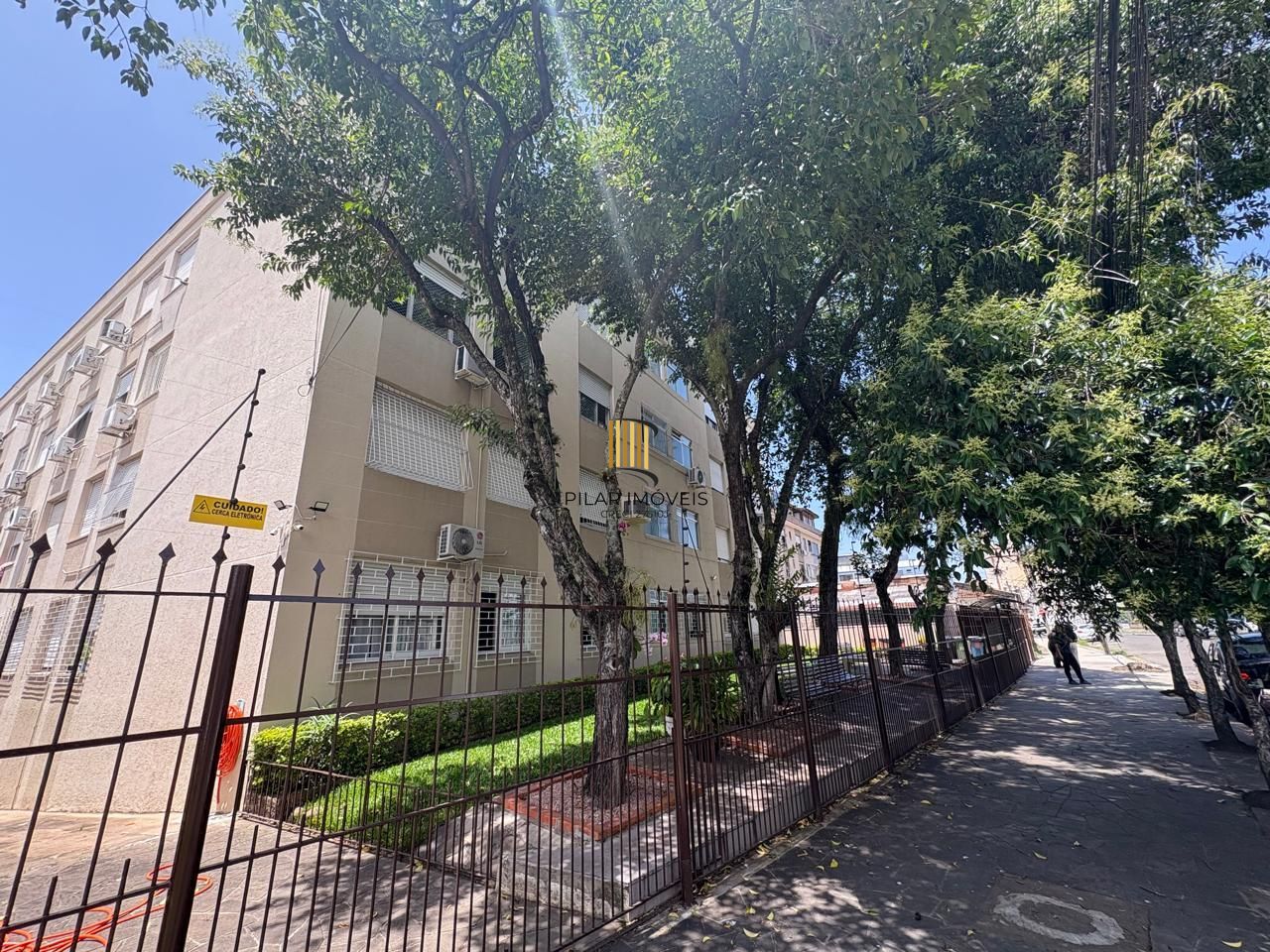 Apartamento com 03 dormitórios com 01 vaga de garagem escriturada