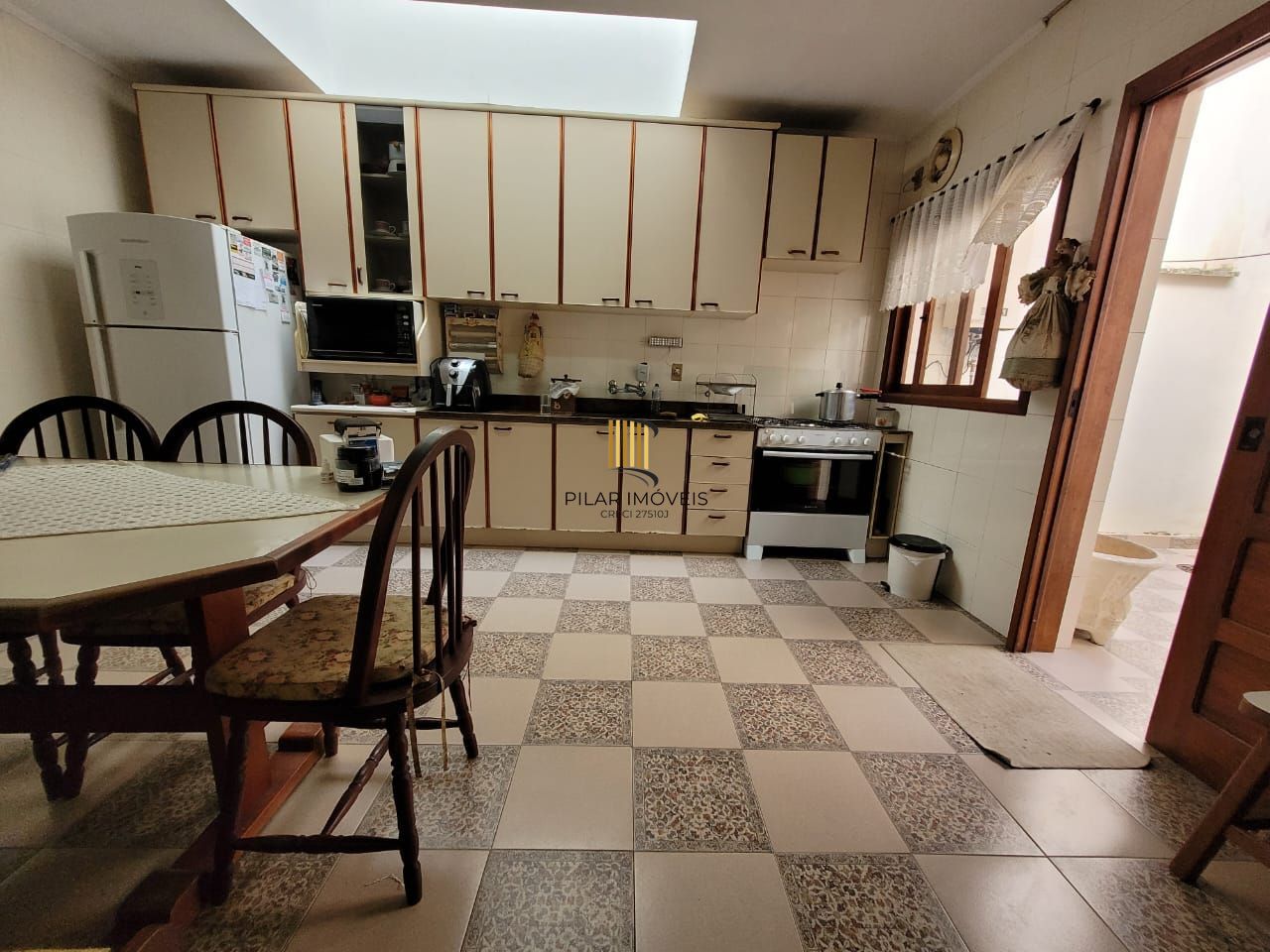 Casa térrea com 04 quartos e com 04 vagas de garagem