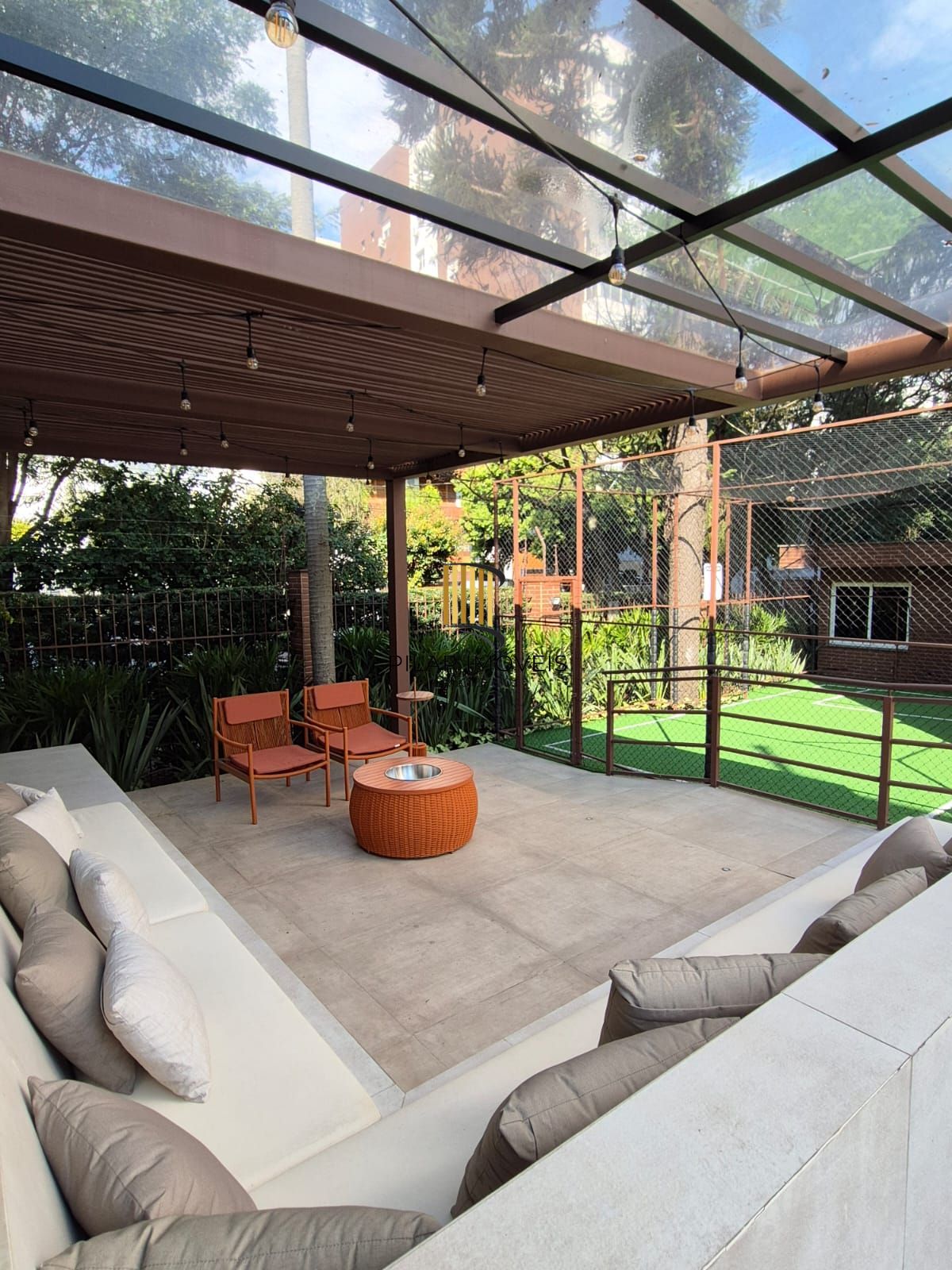 Apartamento mobiliado com 03 dormiórios, transformado em 02 e 02 vagas de garagem