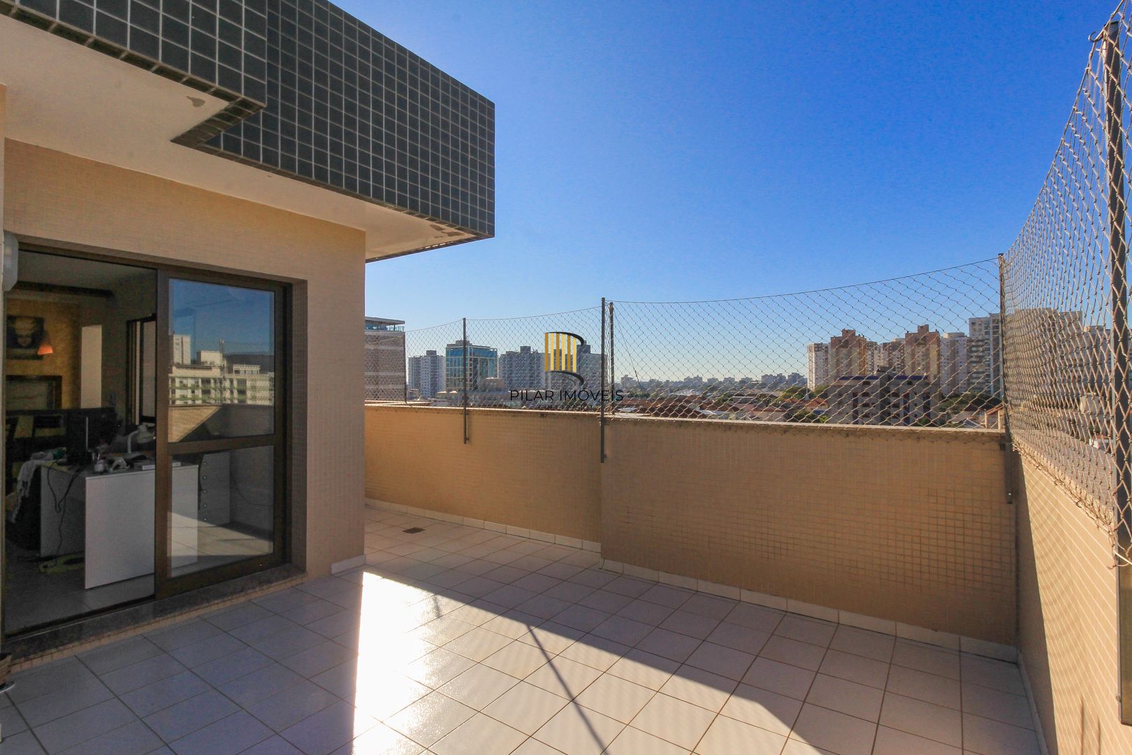 Cobertura à venda com sol nascente, elevador e vaga escriturada