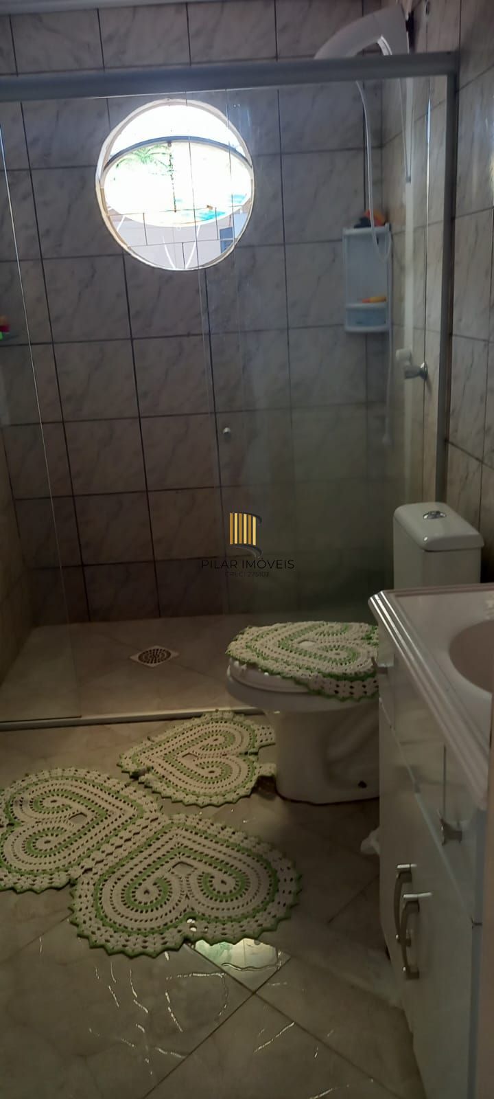 casa com 03 quartos um sendo suite com 04 vagas de garagem