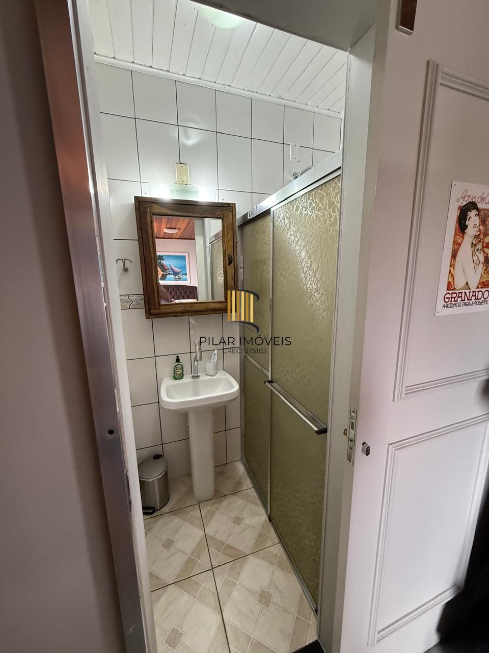 Casa com 03 dormitórios, sendo 02 suítes e garagem