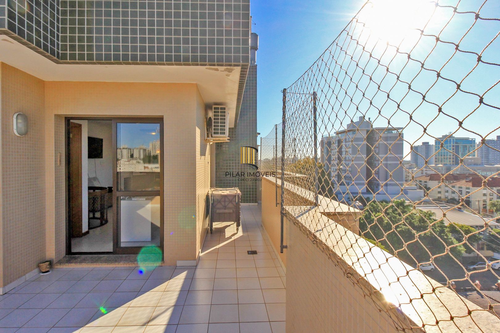 Cobertura à venda com sol nascente, elevador e vaga escriturada