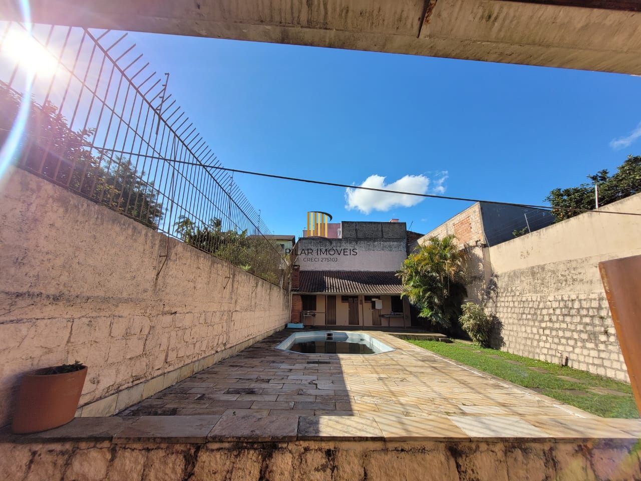 Casa térrea com 04 quartos e com 04 vagas de garagem