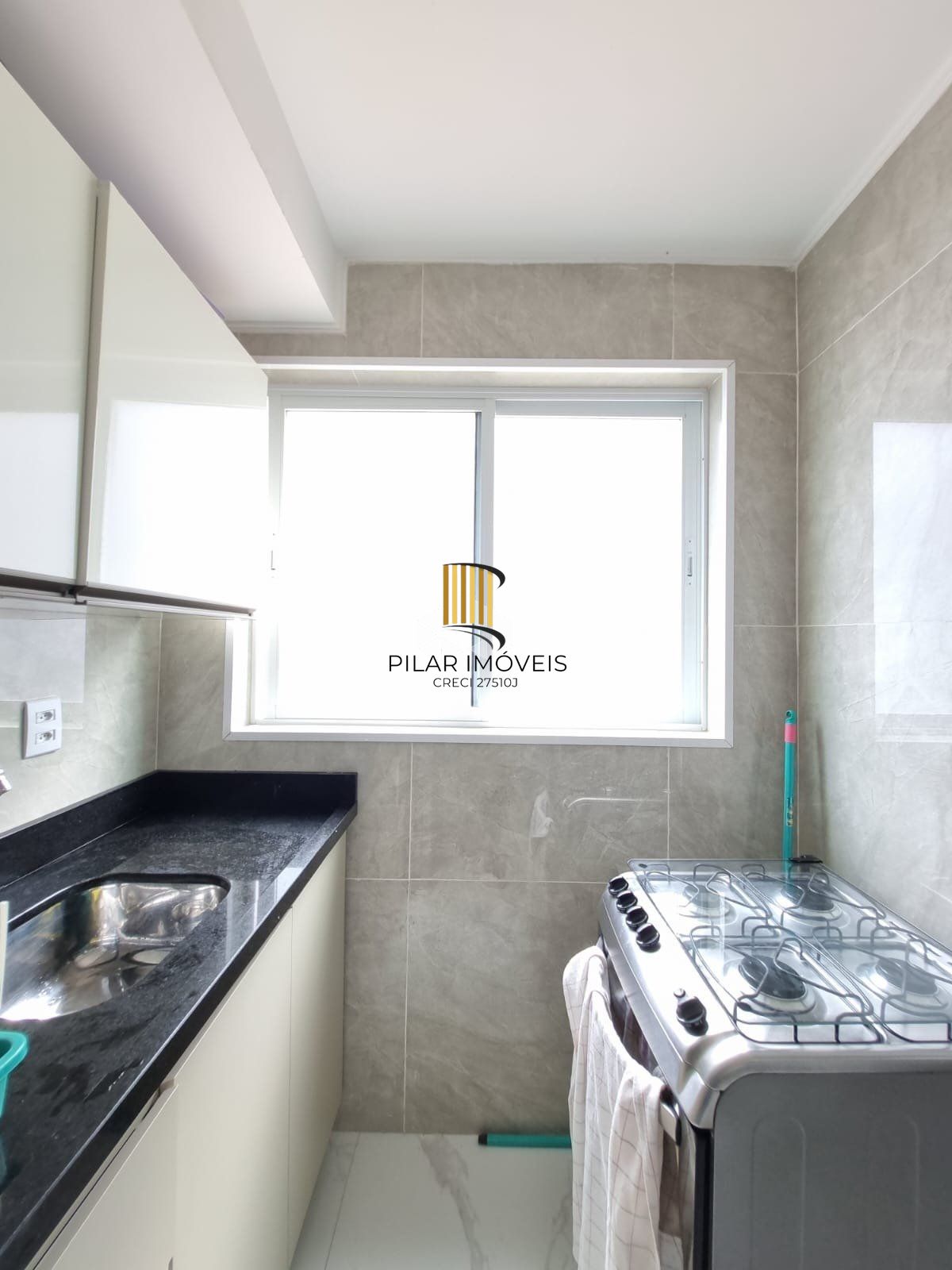 Vende apartamento semimobiliado no bairro Passo da Areia