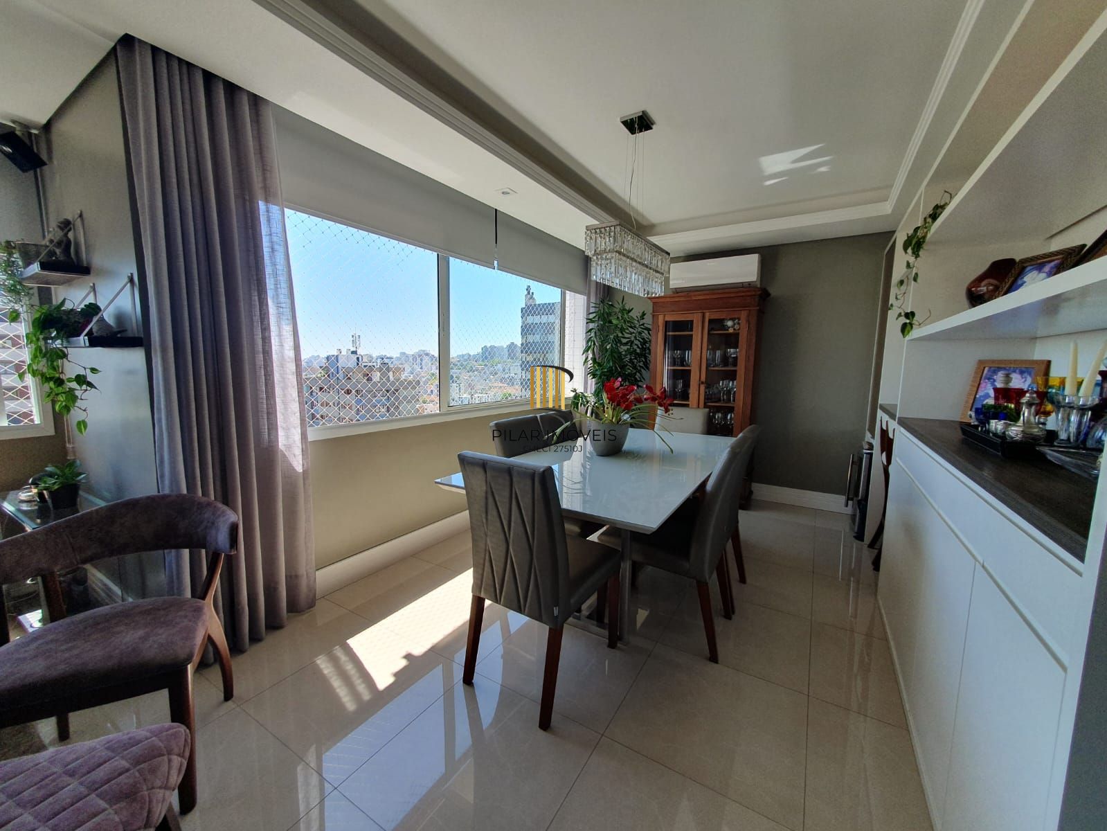 Apartamento mobiliado com 03 dormiórios, transformado em 02 e 02 vagas de garagem