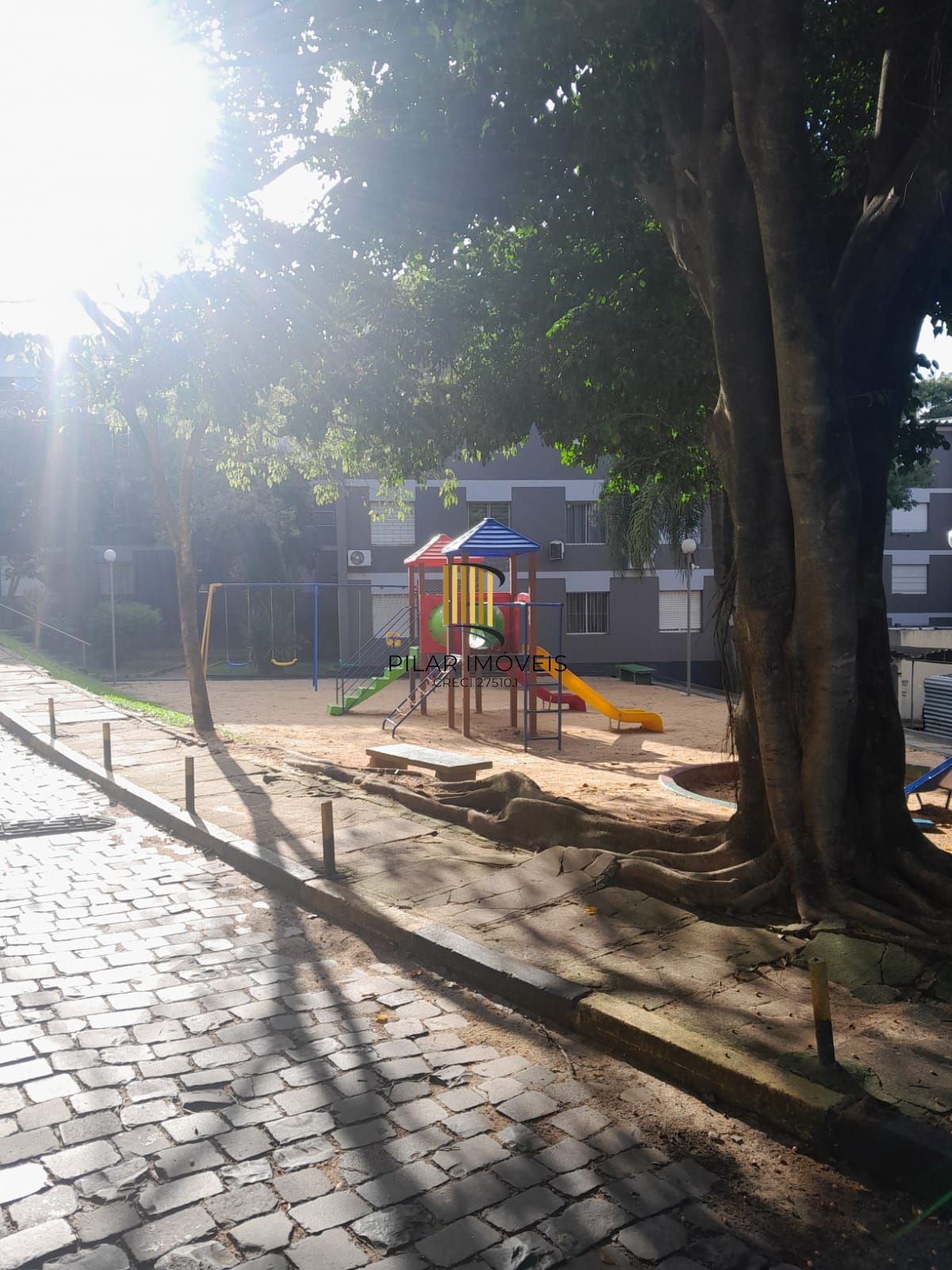 Apartamento com 02 dormitórios com vaga de garagem por convenção