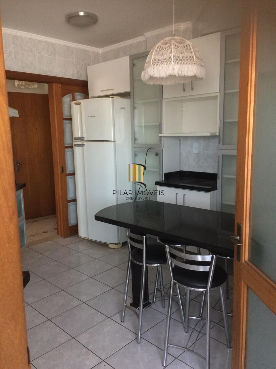 Apartamento com 04 dormitórios e vaga de garagem escriturada