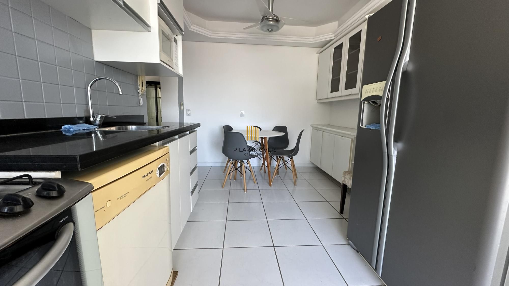 Apartamento com 02 dormitórios e vaga de garagem escriturada