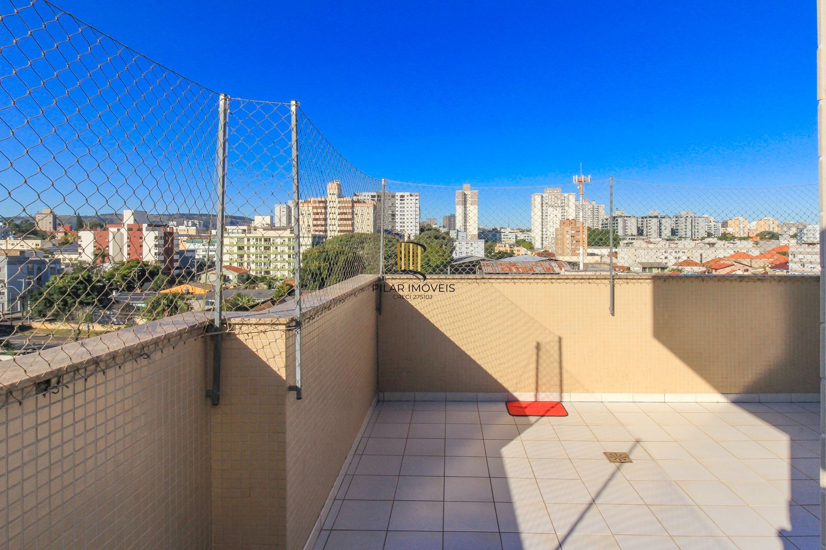 Cobertura à venda com sol nascente, elevador e vaga escriturada