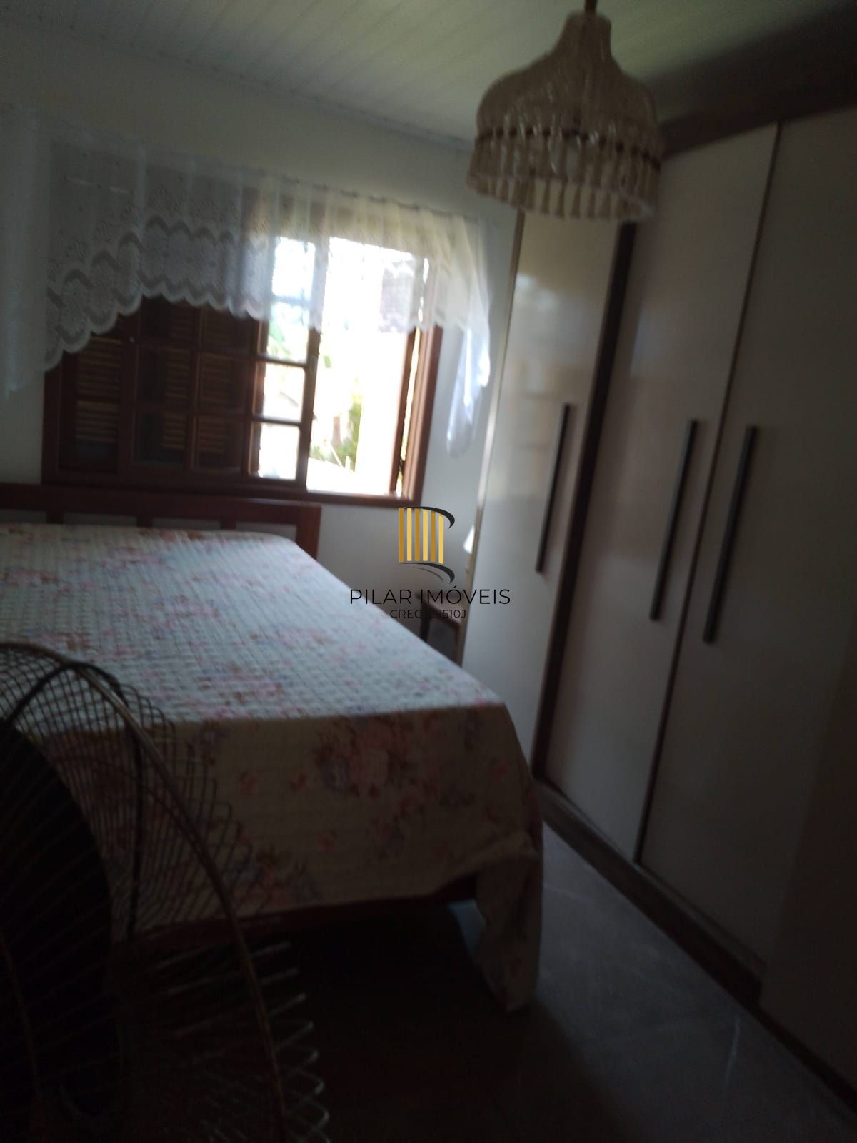 Casa com 04 dormitórios e duas vagas de garagem lado a lado em Balneário Pinhal.