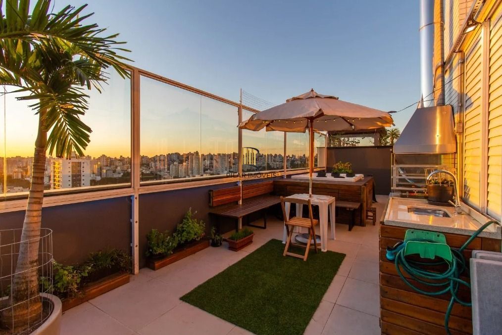 Cobertura de 01 dormitório com 02 vagas de garagens escrituradas