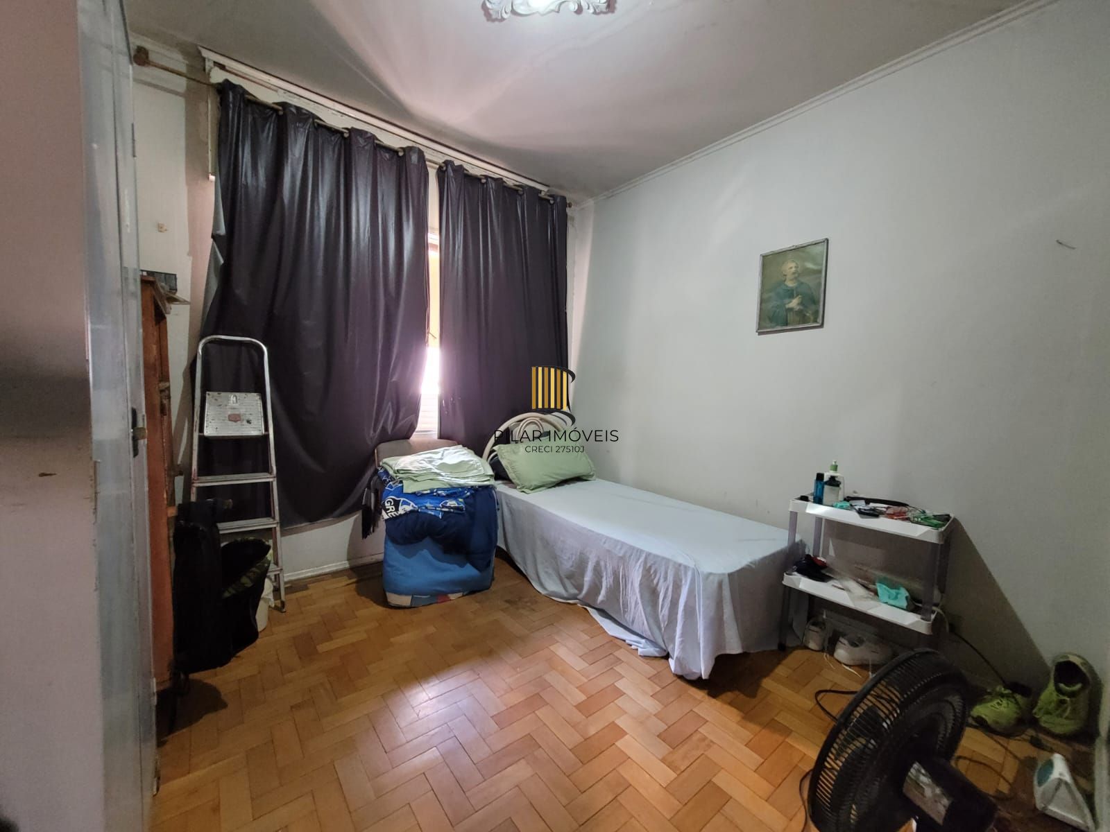 Casa térrea com garagem no subsolo e anexo