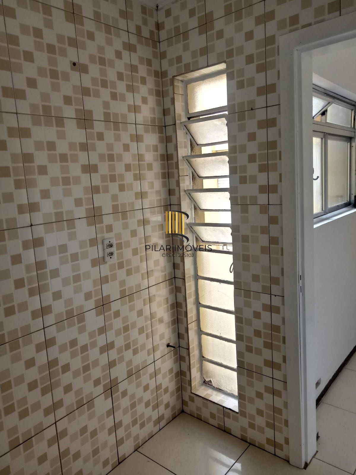 Apartamento com 02 dormitórios com vaga de garagem por convenção
