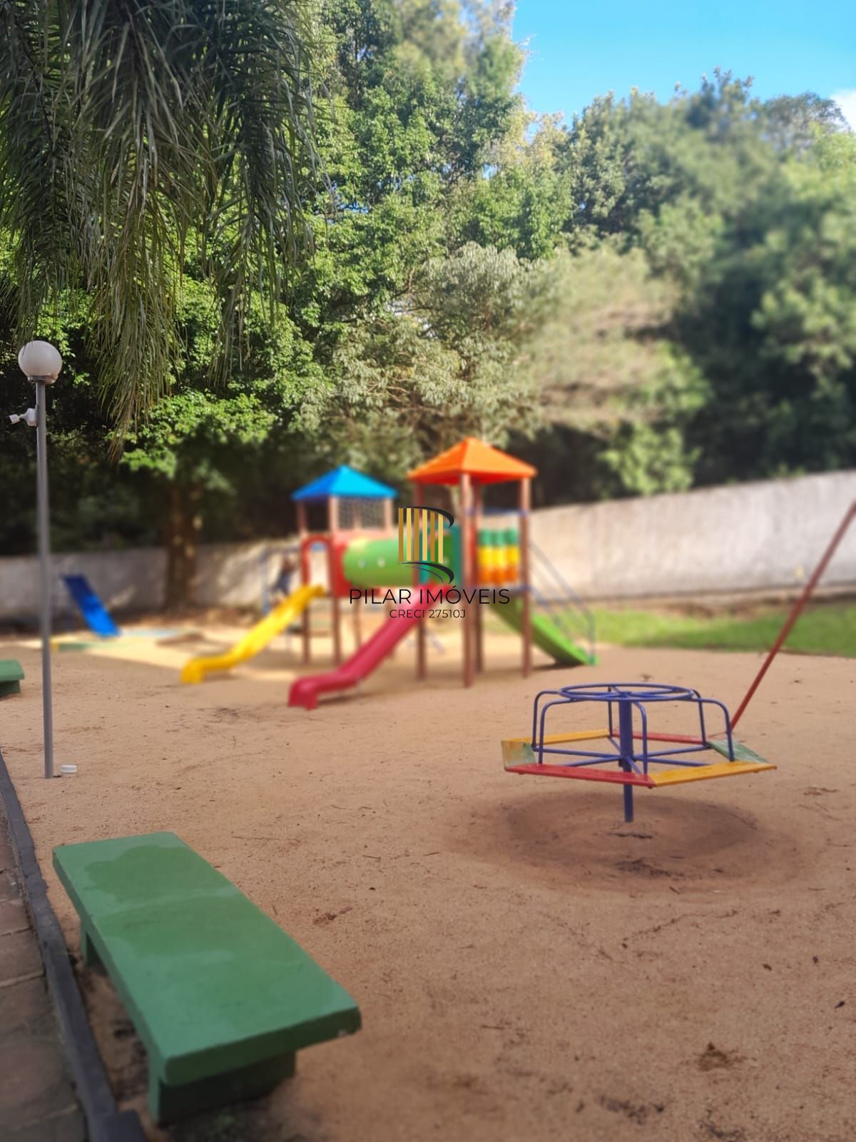 Apartamento com 02 dormitórios com vaga de garagem por convenção