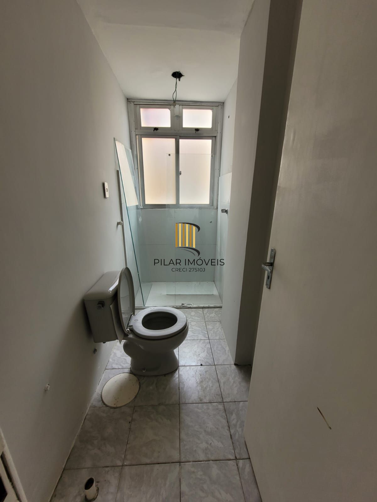 Vende apartamento de 2 dormitórios no Passo da Areia, condomínio ao lado do Conceição