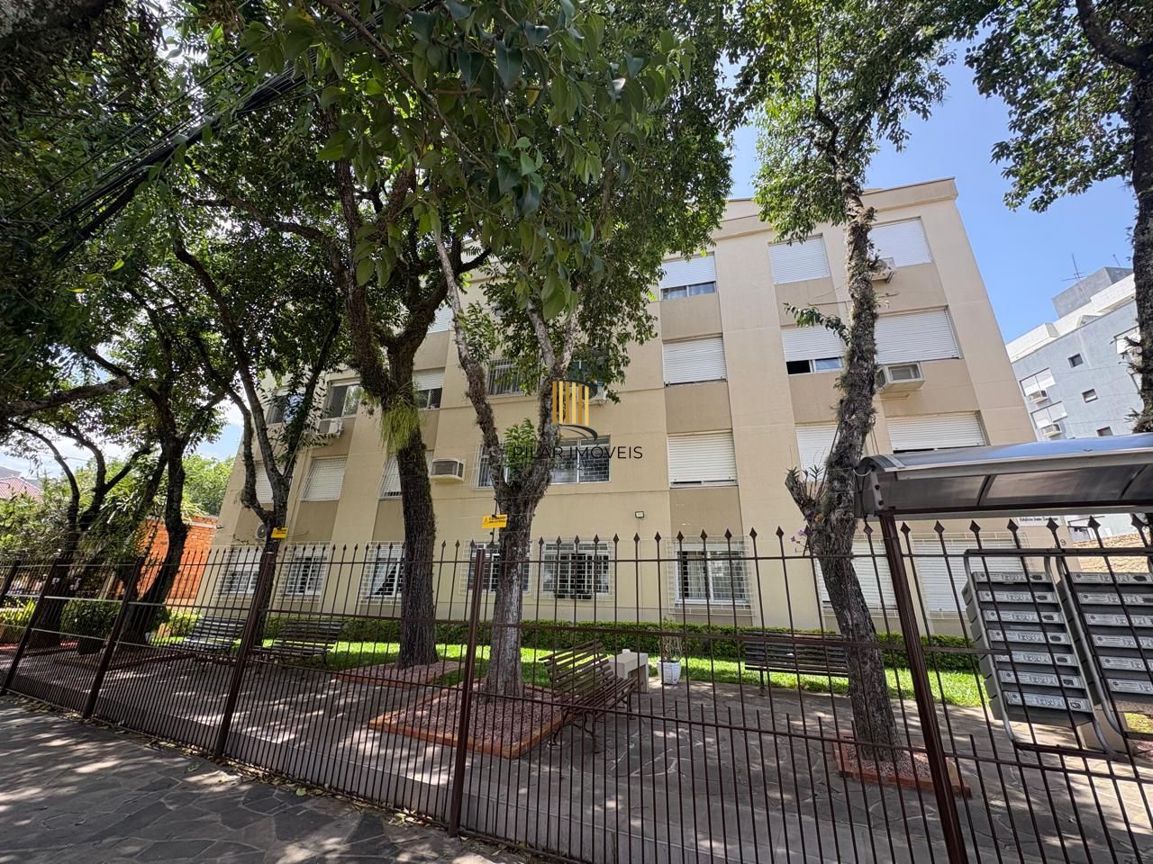 Apartamento com 03 dormitórios com 01 vaga de garagem escriturada