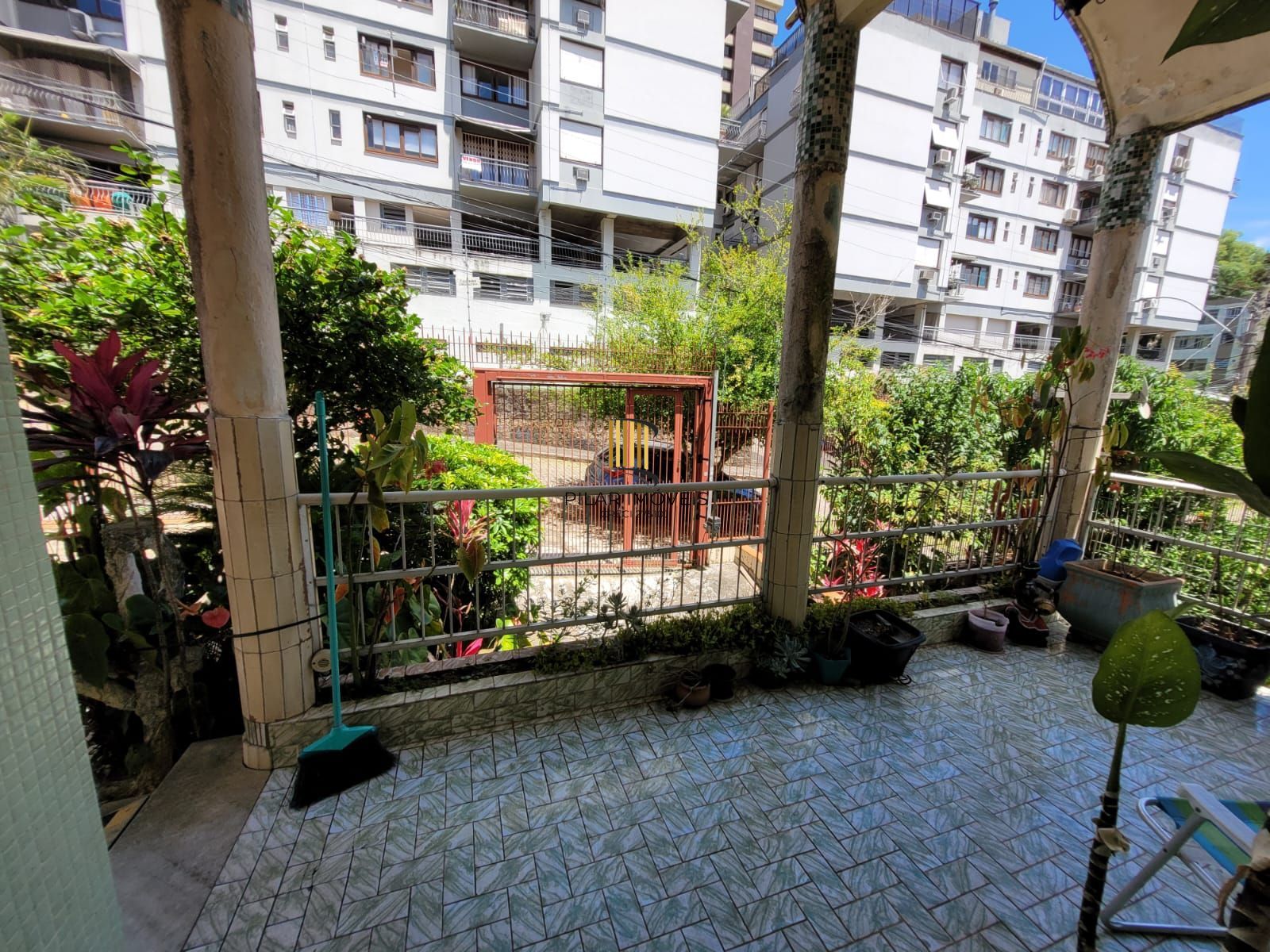 Casa térrea com garagem no subsolo e anexo