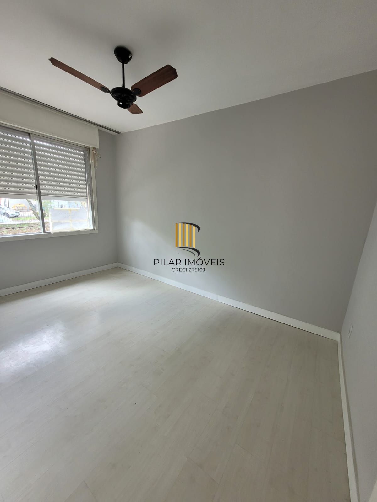 Vende apartamento de 2 dormitórios no Passo da Areia, condomínio ao lado do Conceição