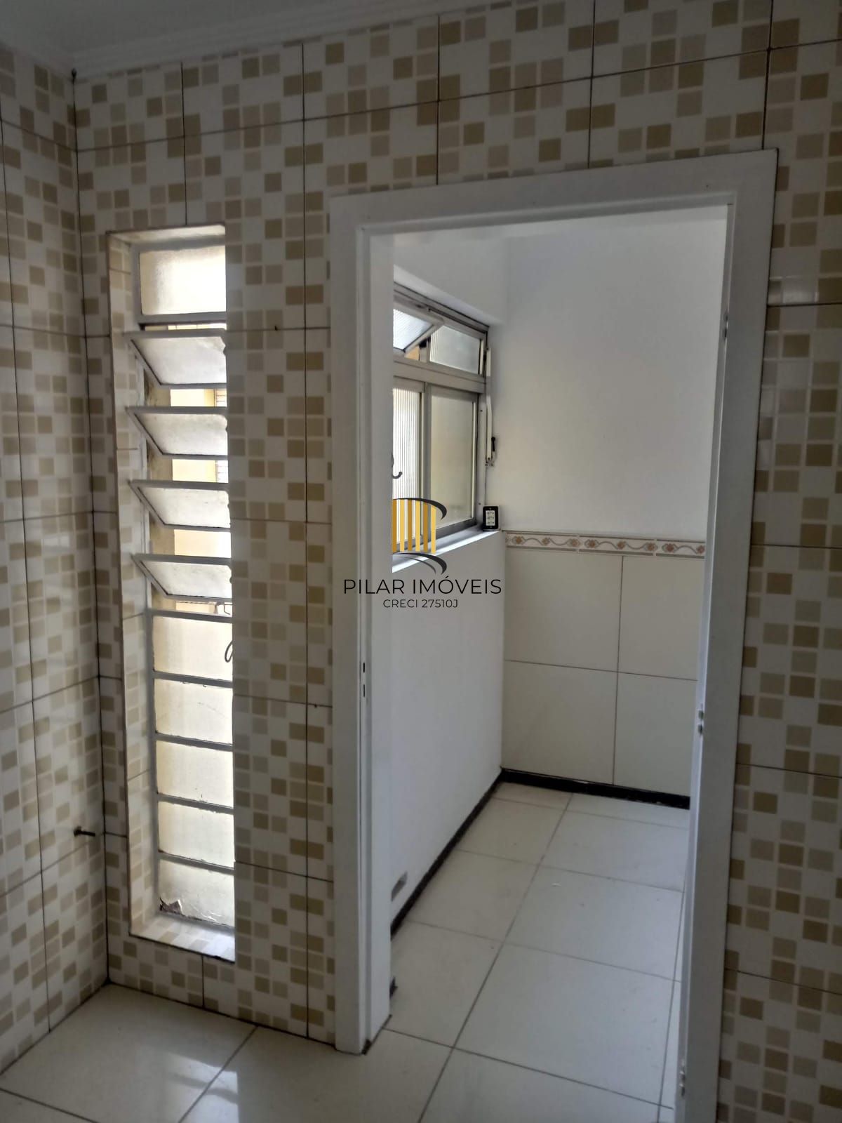 Apartamento com 02 dormitórios com vaga de garagem por convenção