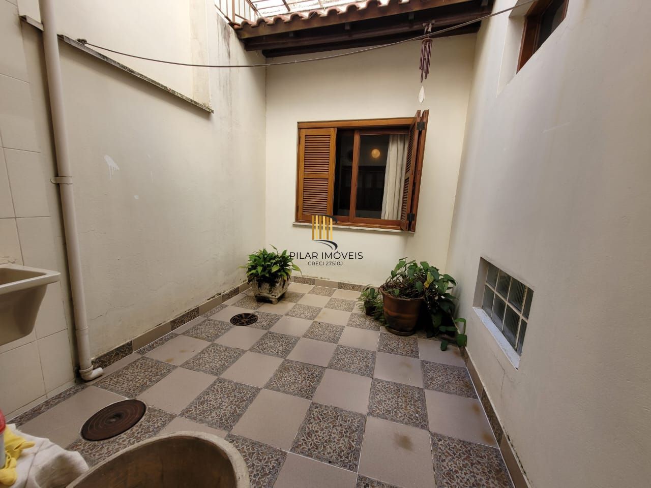 Casa térrea com 04 quartos e com 04 vagas de garagem