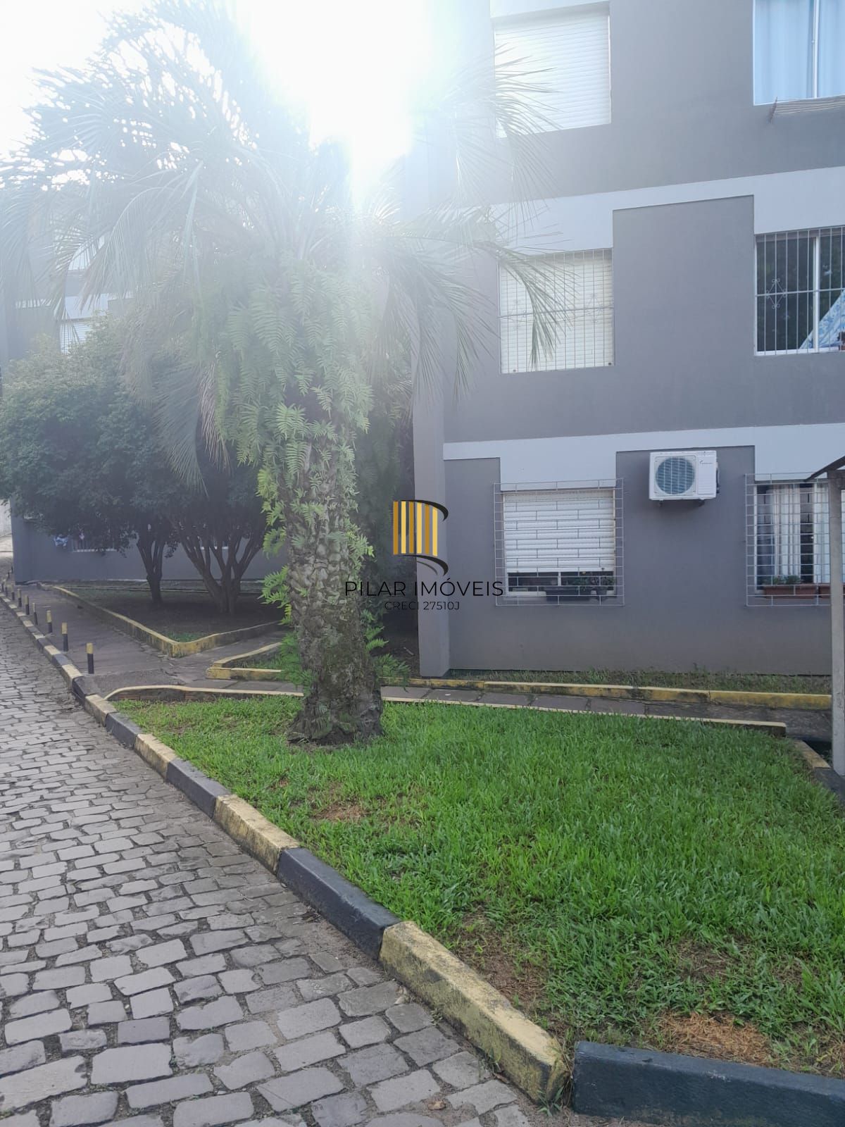 Apartamento com 02 dormitórios com vaga de garagem por convenção