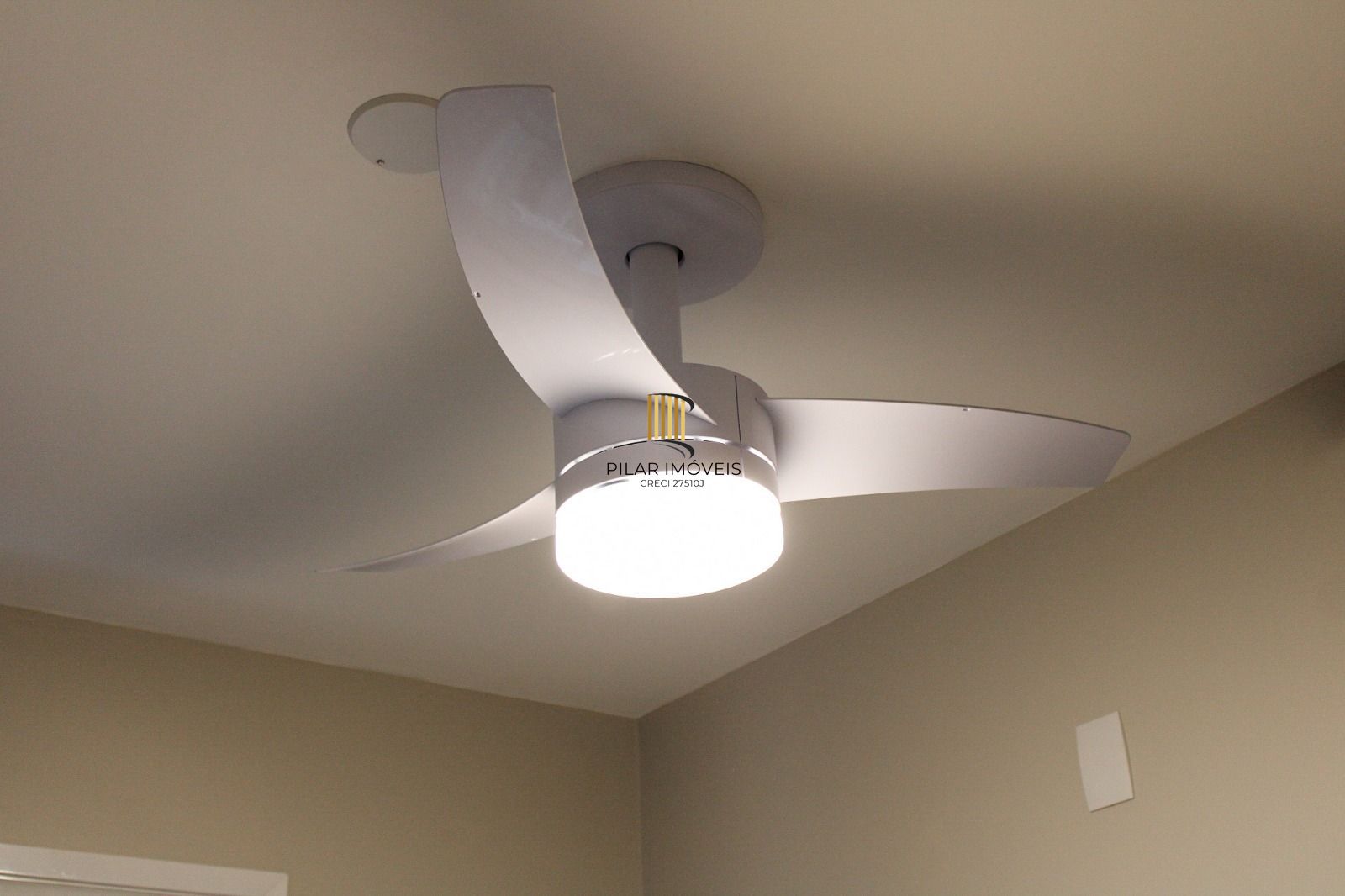 Apartamento 02 dormitórios com 01 suíte e 01 vaga de garagem escriturada