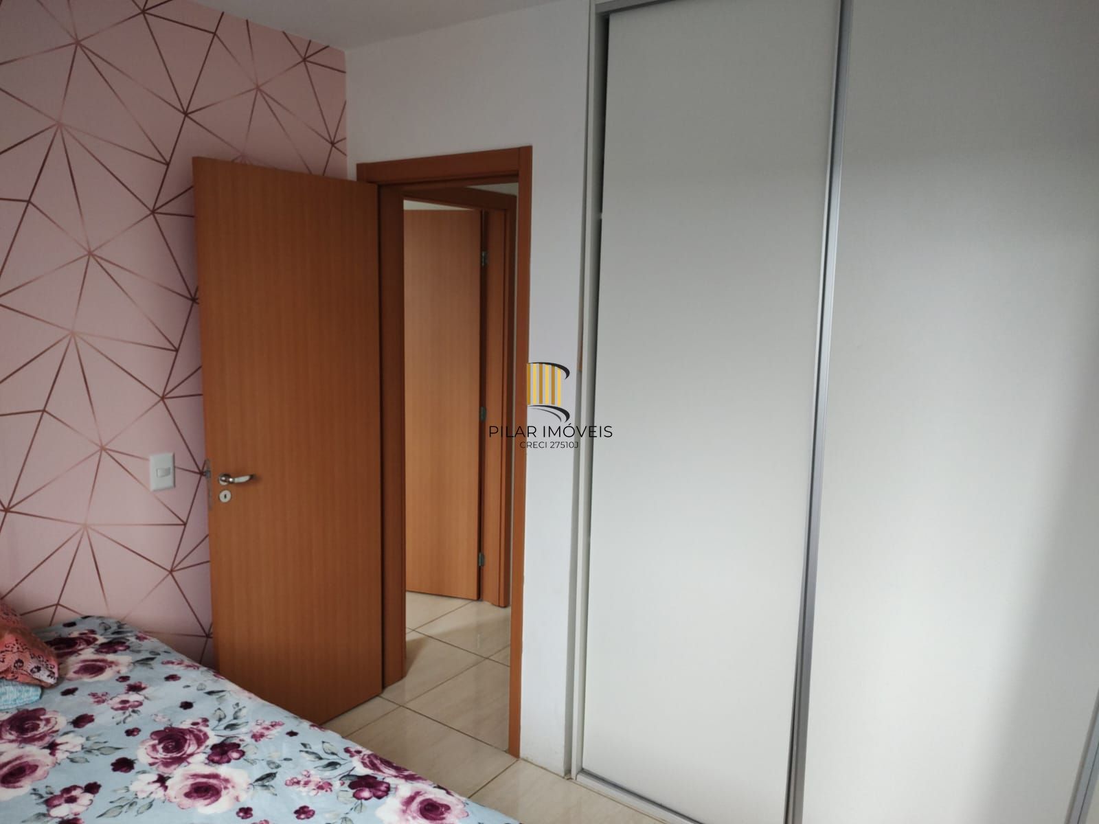 Apartamento 02 dormitórios com vaga, no bairro Humaitá.