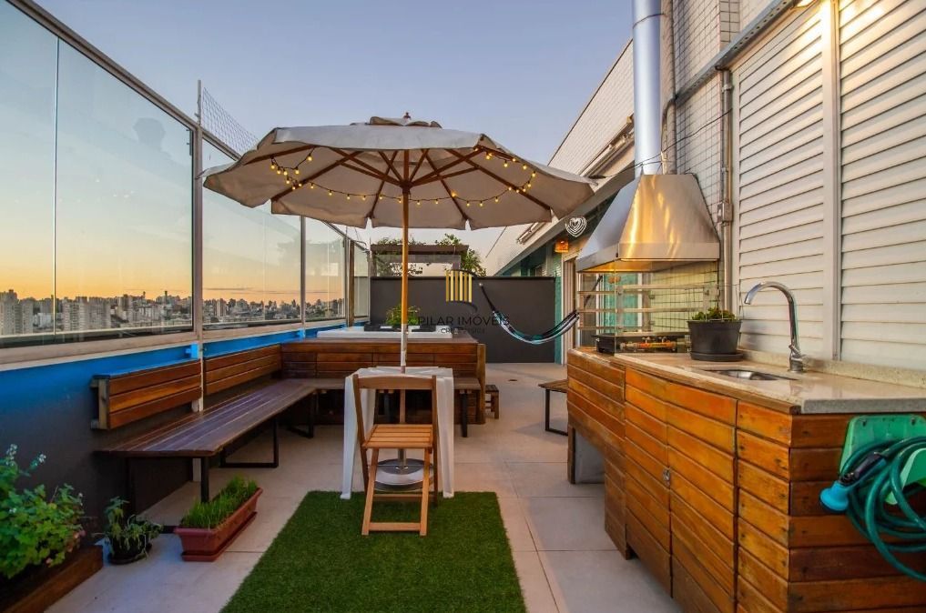 Cobertura de 01 dormitório com 02 vagas de garagens escrituradas