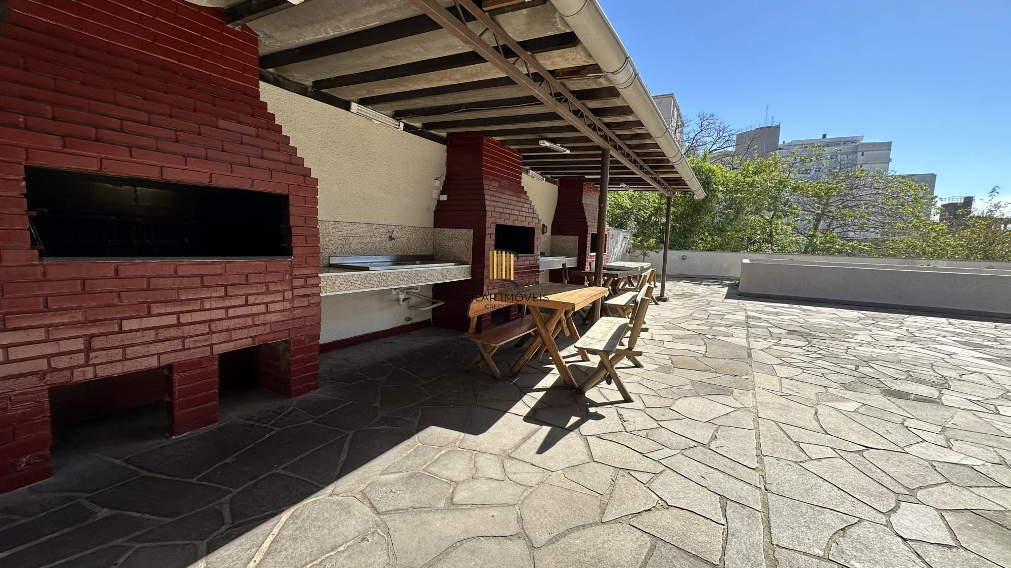 Apartamento com 02 dormitórios e vaga de garagem escriturada