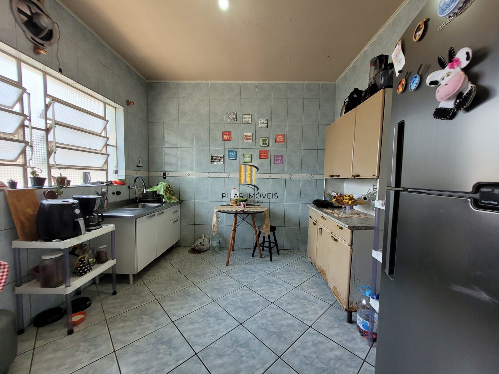 Casa térrea com garagem no subsolo e anexo