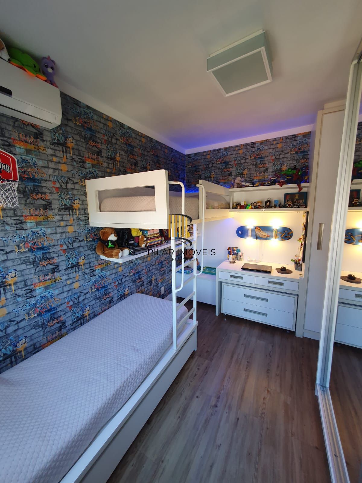 Apartamento mobiliado com 03 dormiórios, transformado em 02 e 02 vagas de garagem