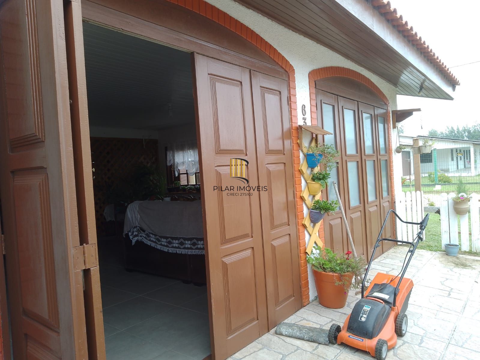 Casa com 04 dormitórios e duas vagas de garagem lado a lado em Balneário Pinhal.