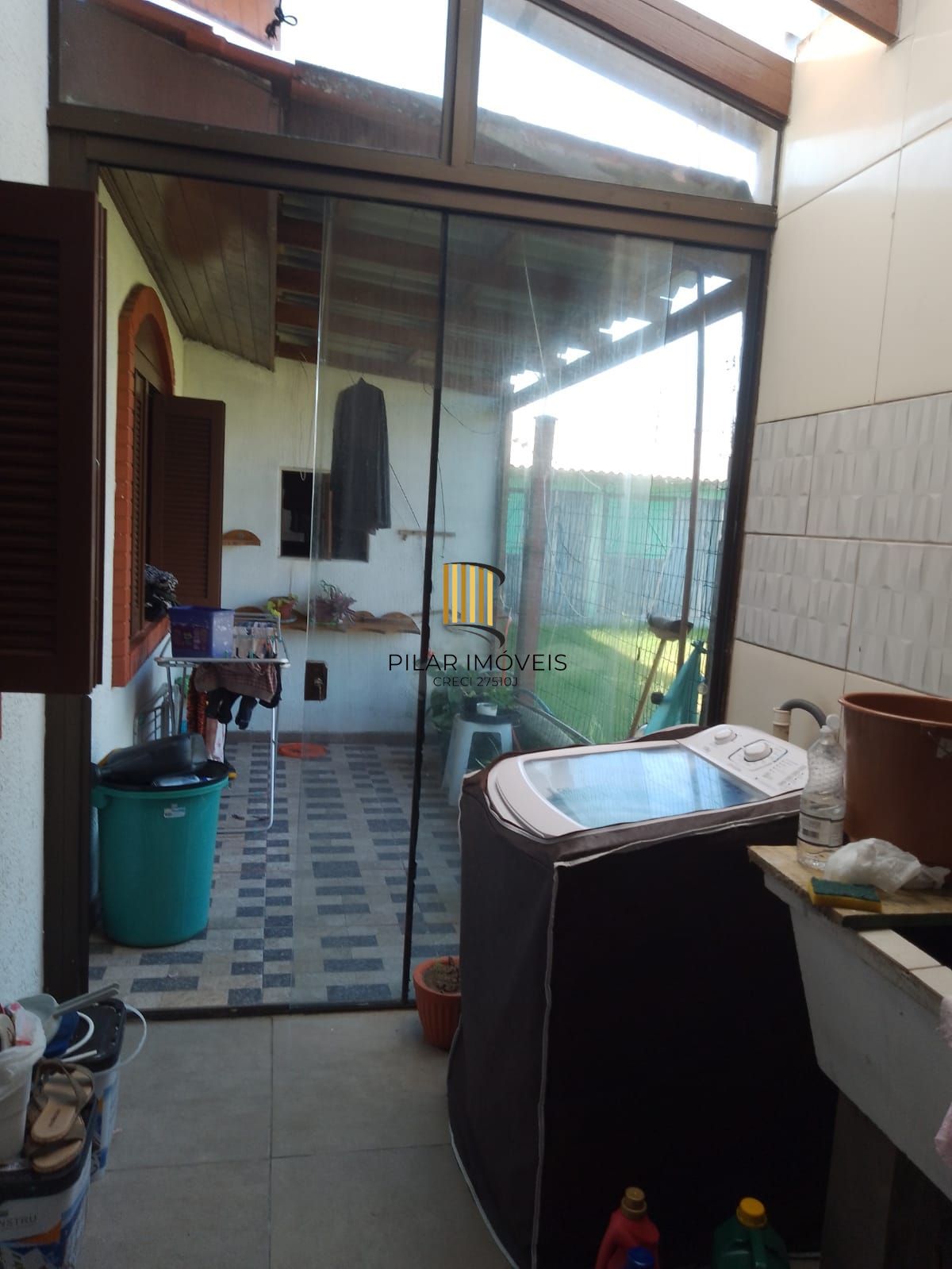 Casa com 04 dormitórios e duas vagas de garagem lado a lado em Balneário Pinhal.